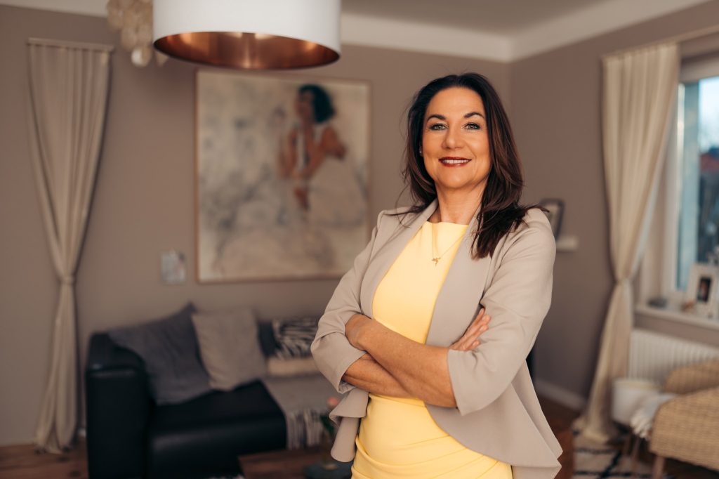 MMag. Astrid Fallosch im Coachingraum in Villach bei einer Präsentation